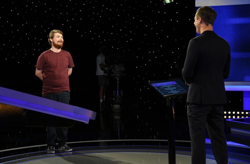 Moderator Alexander Bommes mit dem Kandidaten Johannes Floehr. – Bild: ARD/​Uwe Ernst