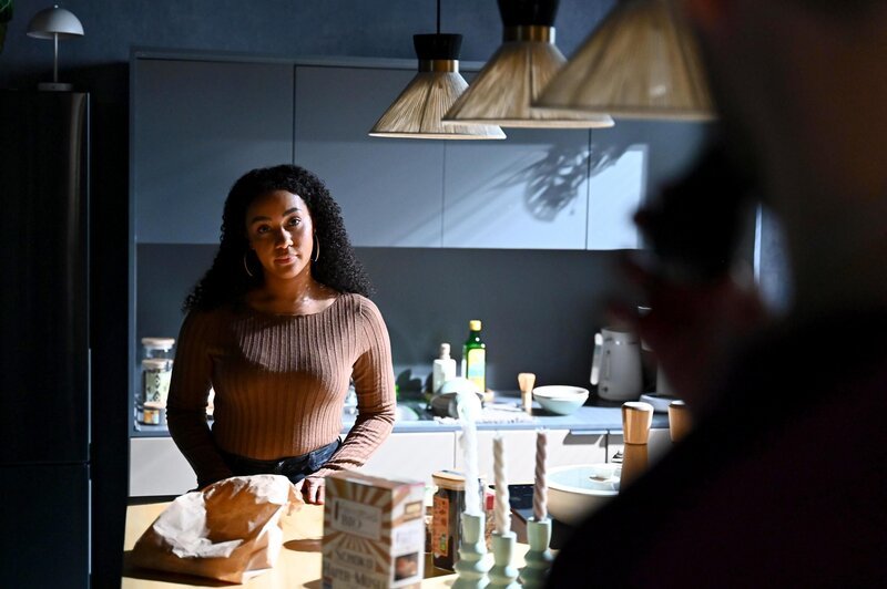 Mika ist verärgert, als Imani (Féréba Koné) ihn ausschließt. – Bild: RTL /​ Julia Feldhagen /​ Alte Verbundenheit