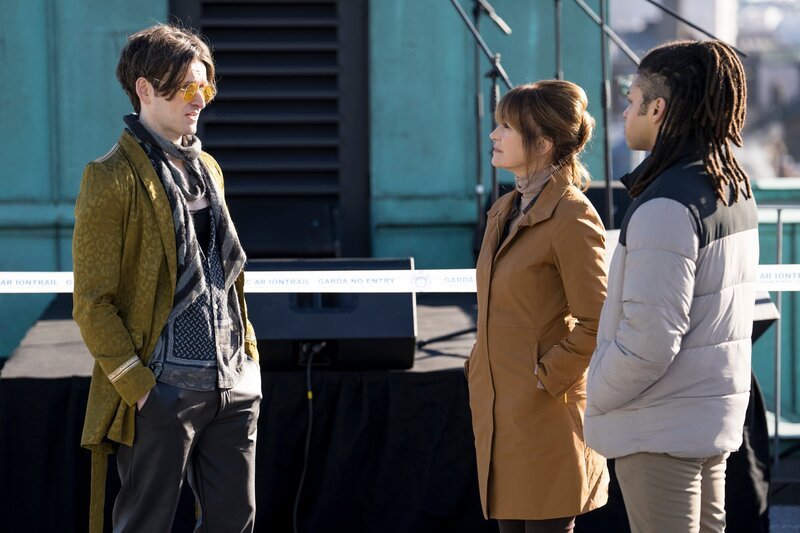 Robbie Cullen (Shane O’Regan, l.) stellt sich am Tatort den Fragen von Fergus (Rohan Nedd, r.) und Harry (Jane Seymour, M.). Fest steht: Als Jamie starb, war dieser allein auf dem Dach. – Bild: ZDF und Steffan Hill/​AcornTV.