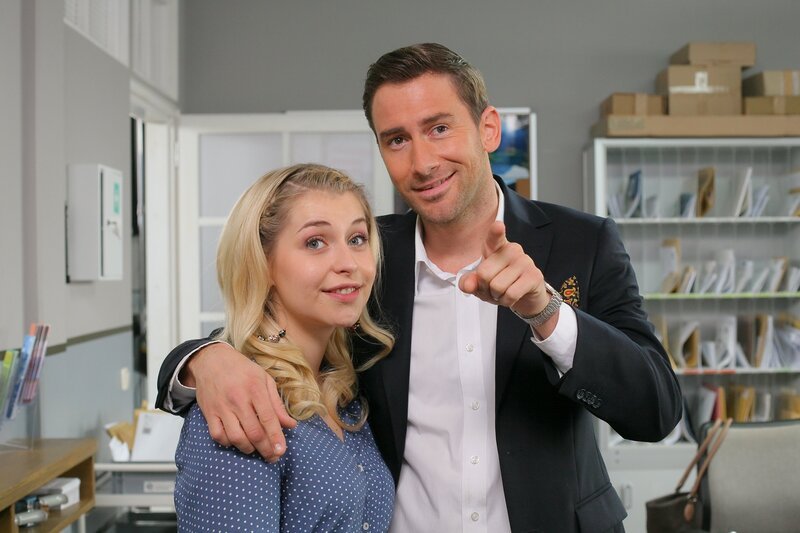 Freddy Hautzenberger (Markus Stoll, r.) sorgt nicht nur bei Christin Lange (Sarah Thonig, l.) für viel heiße Luft. – Bild: ZDF/​Christian A. Rieger – klick