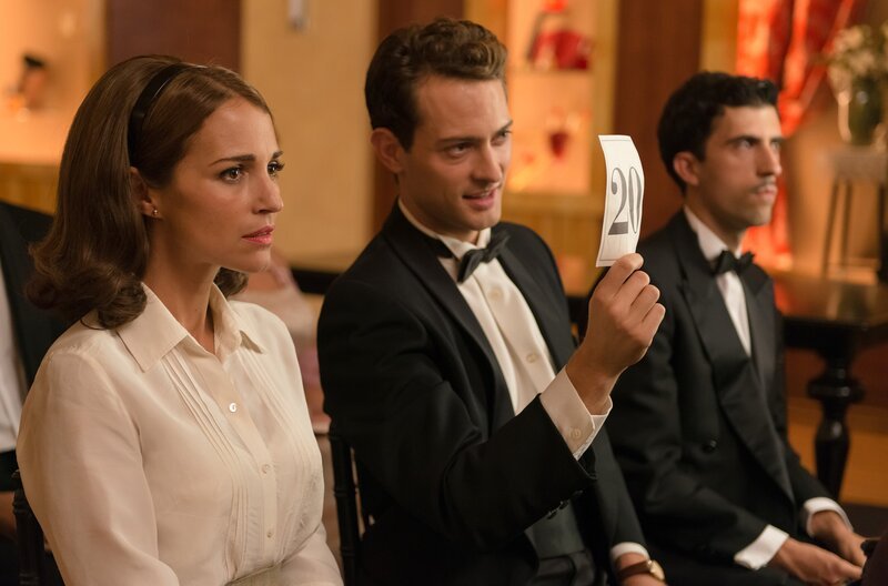 Carlos (Peter Vives, r.) bietet für ein Kleid, an dem Ana (Paula Echevarría, l.) sehr hängt. – Bild: WDR/​Enrique Baró Ubach/​Beta Film GmbH