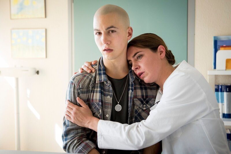 Chefärztin Dr. Reusch (Julia Grafflage) überbringt Leo (Tim Oliver Schultz) eine schlechte Nachricht. – Bild: RTL /​ Martin Rottenkolber