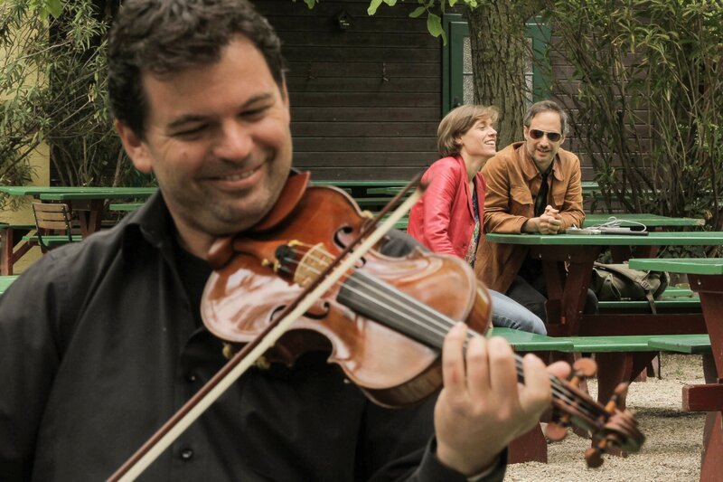 V.li.: Peter Uhler, Agnes Palmisano, Michael Ostrowski. Die Musiker spielen bereits den Beginn von Palmisanos Lied Schdeam in Wean. – Bild: ServusTV /​ FCKW Filmproduktion