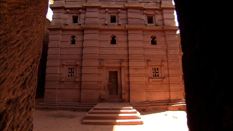 Die Felsenkirchen von Lalibela gehören zu den ungewöhnlichsten Bauwerken der Erde. Nicht weniger als 15.000 Tonnen Stein wurden aus dem Berg gemeißelt. Die so entstandenen elf Kirchen gehören zu den größten von Menschen geschaffenen monolithischen Strukturen der Welt. – Bild: ZDF und Jörg Adams