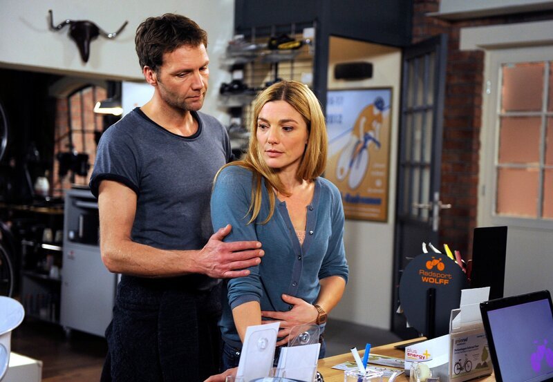 ARD ROTE ROSEN FOLGE 1660. Lisa (Daniela Wutte, r.) freut sich über die Nähe zu Ole (Patrik Fichte, l.), obwohl es Probleme mit dem Carbon-Light-Rad gibt. – Bild: ARD/​Nicole Manthey