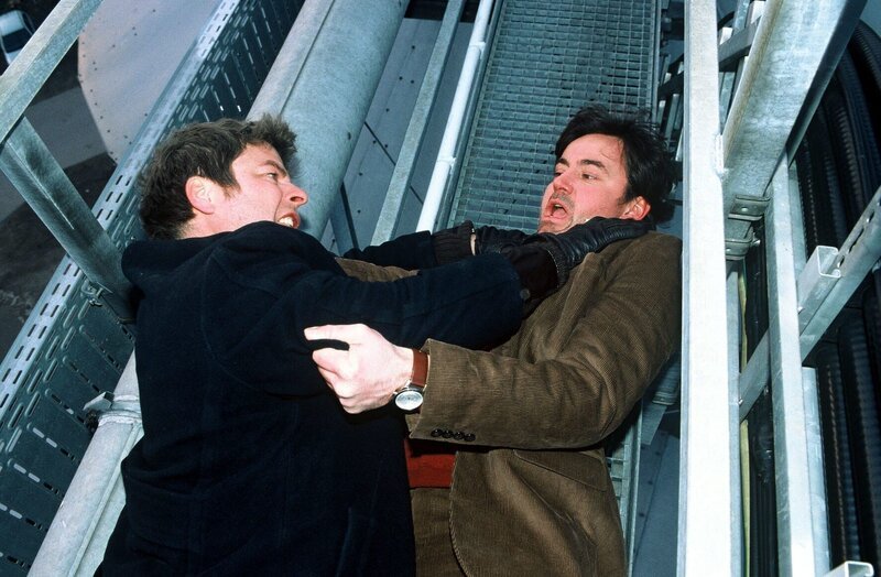 Jupp (Uwe Fellensiek, l.) versucht Rübsam (Robert Lohr, r.) festzunehmen. – Bild: SAT.1 /​ Münstermann Eigenproduktionsbild frei