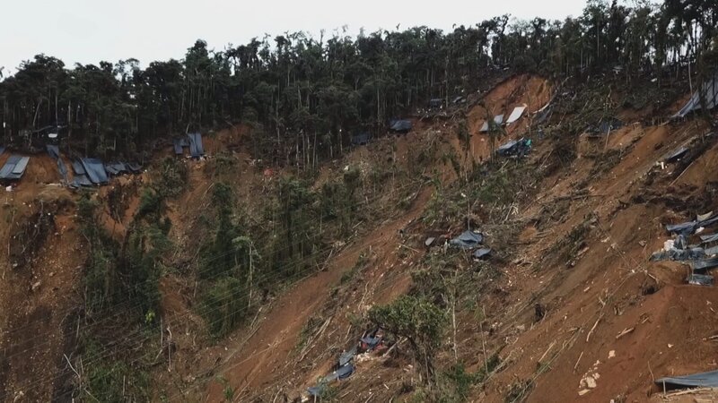 Die Stollen im Berg werden notdürftig mit Planen abgedeckt. Erdrutsche sind eine ständige Gefahr und an der Tagesordnung. – Bild: ZDF und CAPA PRESSE