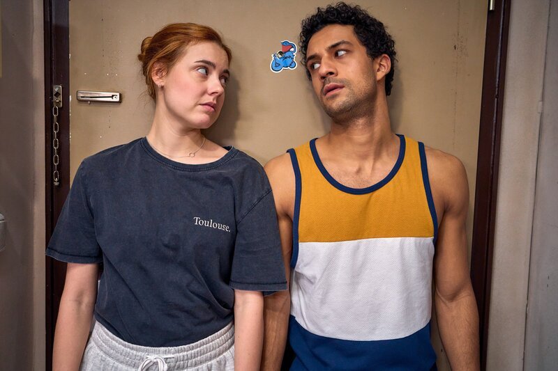 Caro (Meriel Hinsching, l.) und Yannik (Rojan Juan Barani, r.) sind vollkommen erschöpft, nachdem ihre Wohnung von wildfremden Menschen besichtigt wurde. – Bild: ZDF und © Frank Dicks.