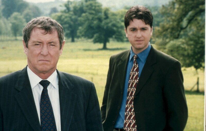 In der scheinbar idyllischen Grafschaft Midsomer begegnen Inspector Barnaby (John Nettles, l.) und Sergeant Troy (Daniel Casey, r.) selten friedvolle Menschen. – Bild: ZDF und Bentley Production
