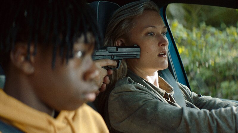 Ihre Ermittlungen bringen Line (Thea Green Lundberg) und Sammy (Adam Mamadou Bizokunda) in Gefahr. – Bild: ARD Degeto/​Wisting Sesong 2 (Cinenord)/​NENT/​Repro