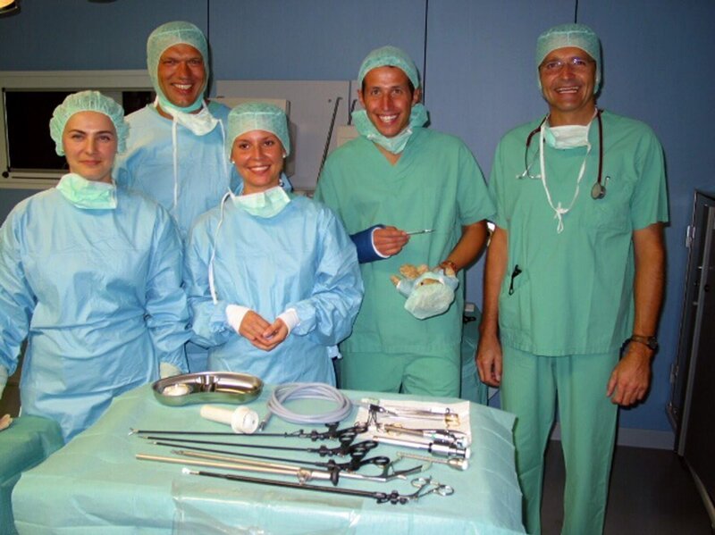 Willi Weitzel (2.v.r.) mit dem OP-Team. – Bild: BR