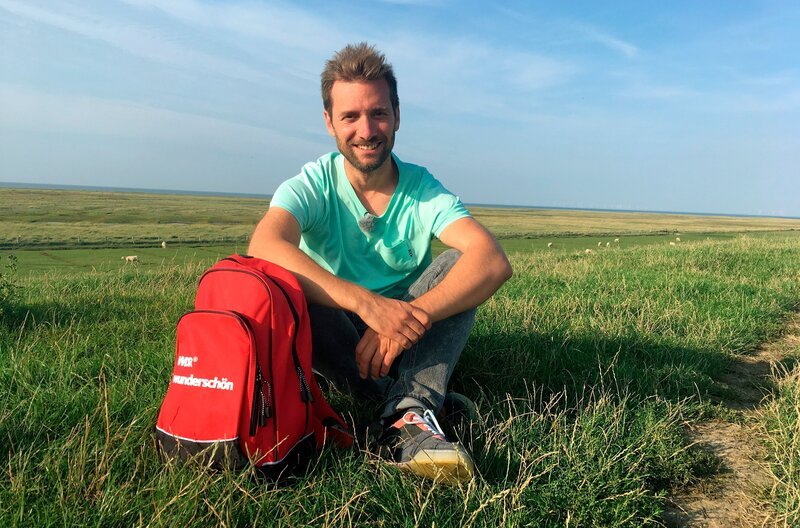 „Friesische Karibik“ nennen die Insel-Bewohner ihre Heimat Föhr. Die langen Sandstrände im Süden der zweitgrößten deutschen Nordseeinsel begeistern nicht nur Badefreunde, Kiter und andere Wassersportler. Während für Familien mit Kindern eine Wattwanderung und eine Bootsfahrt zu den Seehundbänken zu gelungenen Ferien gehört, steuern Kunstbegeisterte das „Museum Kunst der Westküste“ in Alkersum an. Natur- und Vogelfreunde schätzen das ruhige Marschland im Norden, das zum Nationalpark schleswig-holsteinisches Wattenmeer gehört. – Moderator Daniel Aßmann – Bild: WDR/​Bavaria