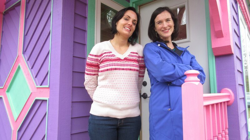 As seen on Tiny House Hunters, buyer Nicki (left) and agent Mary outside of a bright tiny house outside Savannah, GA. – Bild: HGTV/​ Scripps Networks, LLC.