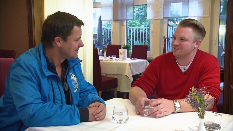 Trödelprofi Marco Heuberg hilft Fabian und Sophia. Die beiden erwarten ein gemeinsames Kind. Damit sie sich voll darauf konzentrieren können, muss das Inventar aus einer Kegelhalle im Keller ihres gemeinsamen Restaurants verkauft werden. – Bild: RTLZWEI