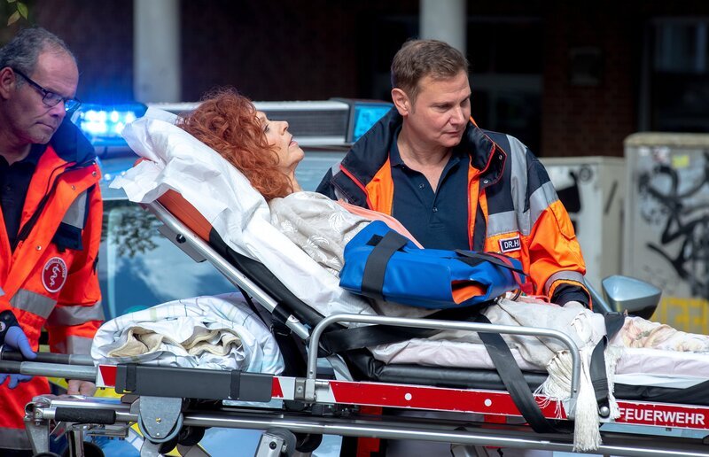 Dr. Haase (Fabian Harloff) bringt Adinda (Heike Trinker) zu weiteren Untersuchungen ins EKH. – Bild: Boris Laewen /​ ZDF