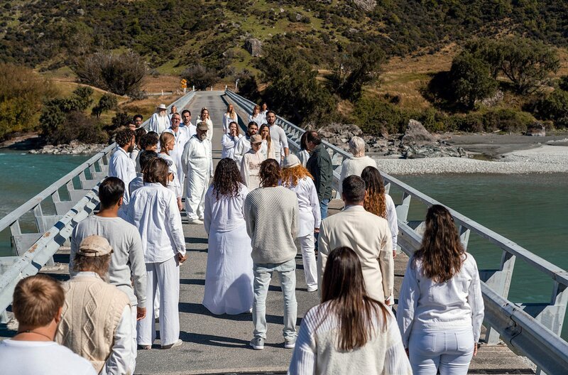 Joes Freunde organisieren eine Mahnwache auf der One Lade Bridge, dem Ort, an dem Joe umkam. – Bild: Great Southern TV/​All3Media International