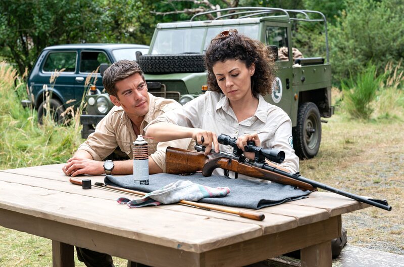 Jonas Waldek (Philipp Danne, l.) und Emilia Graf (Liza Tzschirner, r.) arbeiten Seite an Seite auf der Rangerstation. – Bild: MDR/​ndF/​Tom Schulze