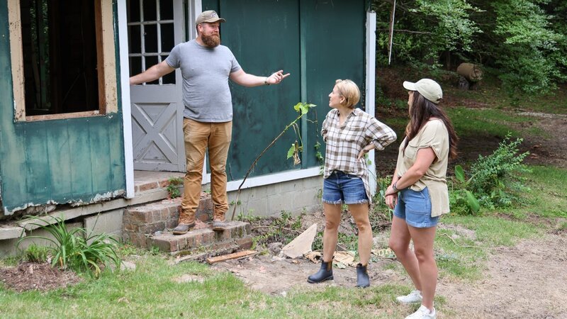 Ben and Erin Napier with Katie discuss the state of the poor structural state of the original cottage, as seen on Home Town, Season 8. – Bild: Warner Bros. Discovery