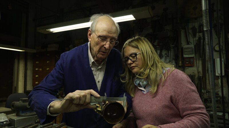 Antonio Piró und Ana Mafé García prüfen die Maße des Kelchs. – Bild: ZDF und Jörg Rambaum