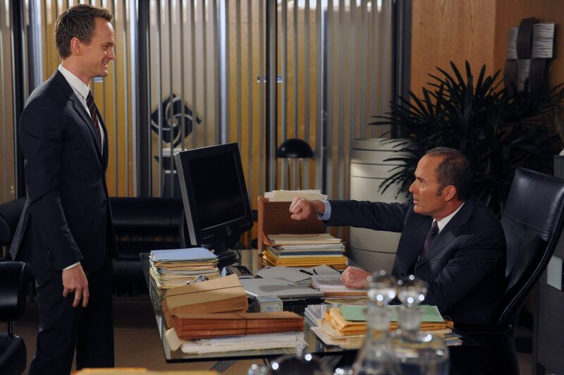 Rückblick in längst vergangene Zeiten: Barney (Neil Patrick Harris, l.) und Greg (Mark Derwin, r.) … – Bild: 2014 Twentieth Century Fox Film Corporation. All rights reserved. Lizenzbild frei