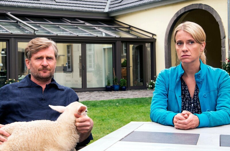 Sophie Haas muss herausfinden, ob der schwule Schafzüchter Pit seinen Lebenspartner, den Sangesbruder Hermann, umgebracht hat. – Bild: WDR/​Michael Böhme