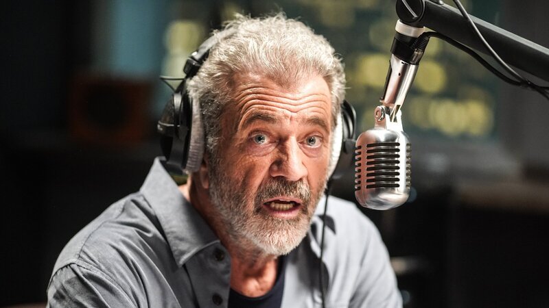 Der Radiomoderator Elvis (Mel Gibson) wird telefonisch von einem Geiselnehmer und Bombenleger erpresst. – Bild: ZDF und Rubens Hazon Der Radiomoderator Elvis (Mel Gibson) wird telefonisch von einem Geiselnehmer und Bombenleger erpresst. – Bild: ZDF und Rubens Hazon