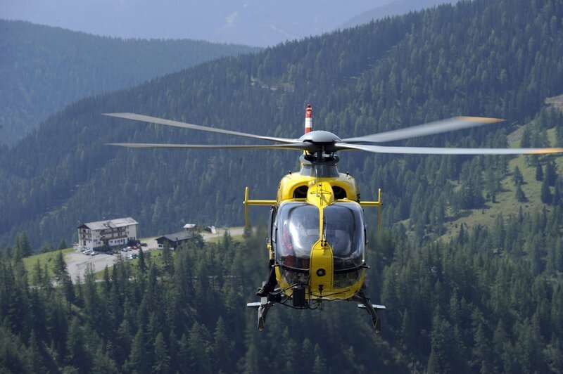 Der „Bergwacht“-Helikopter im Einsatz. – Bild: ZDF/​Thomas R. Schumann