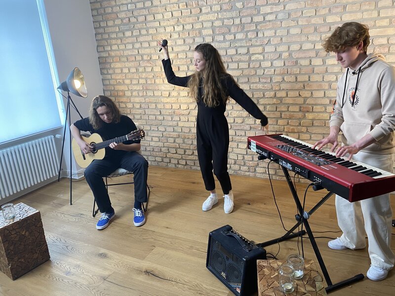 Ayla (M.) und Pier (r.) performen bei ihrem kleinen Livestream-Konzert einen gemeinsamen Song. – Bild: SWR/​Christina Schröder