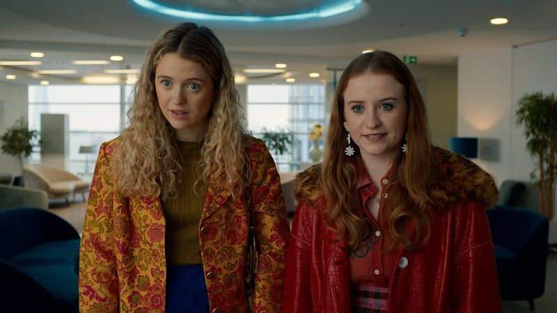 Bevor sich Jen (Máiréad Tyers, r.) in der Klinik zur Superkraftfindung anmelden kann, müssen sie und Carrie (Sofia Oxenham, l.) noch eine letzte Hürde meistern. – Bild: Disney Enterprises, Inc. /​ ZDF