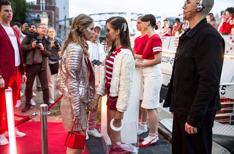Die Influencerin Sophie Zimmermann und deren Freundin und Geschäftspartnerin Nina Blum haben heimliche eine ernste Auseinandersetzung kurz bevor sie das Partyboot ihres Werbekunden betreten. – Bild: ARD/​Daniela Incoronato