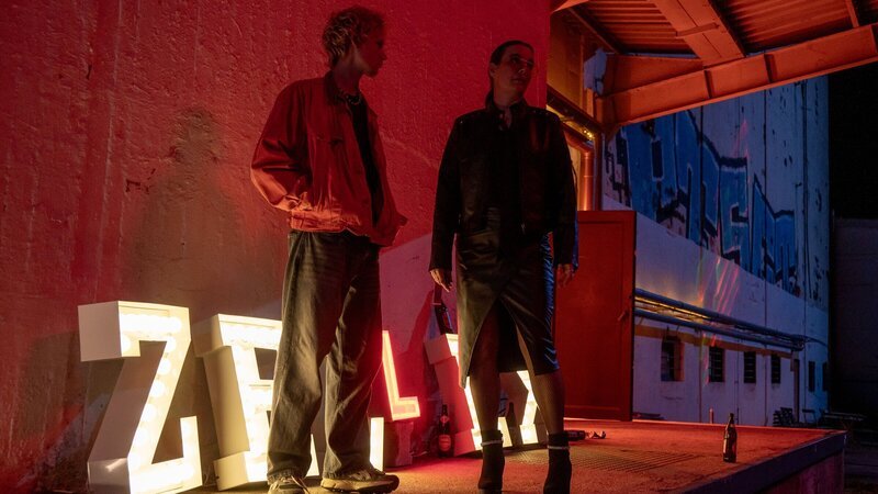 Potsdamer Clubbesitzerin Trixi Böttcher (Annika Kuhl, r.) warnt ihren Sohn und DJ in spe Janik Böttcher (Philip Günsch, l.) davor, in den falschen Clubs aufzulegen. Doch sie erfährt die Gefahren des Nachtlebens nur wenig später am eigenen Leib. – Bild: ZDF und BRITTA KREHL