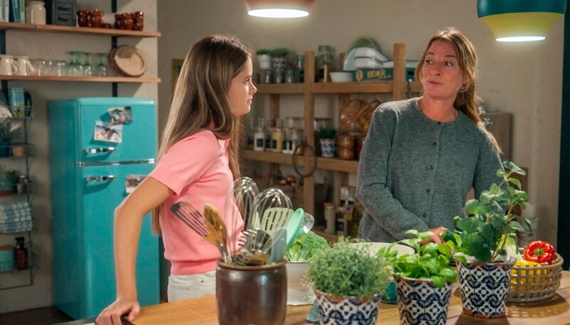 Lilly (Lilou Röder) zieht nach einem Streit mit ihrer Mutter bei Carla (Maria Fuchs, r) ein. – Bild: NDR