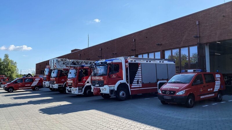 Feuerwehrfahrzeuge parken vor der Garage – Bild: Warner Bros. Discovery