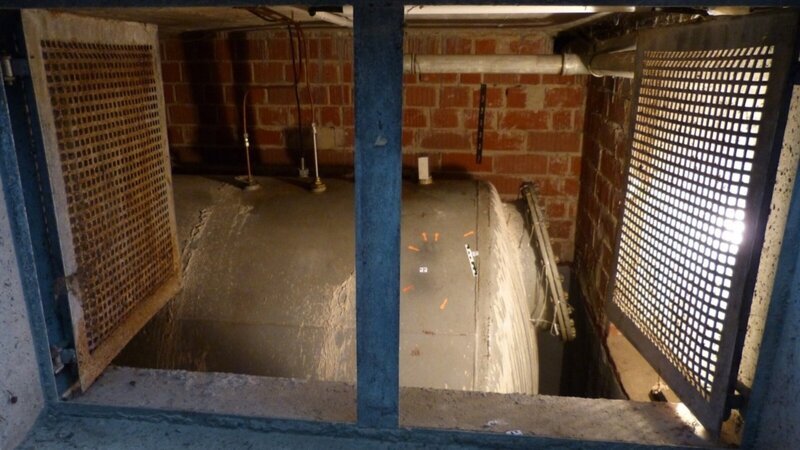 Der Mörder kam durch einen Lichtschacht und dieses geöffnete Fenster ins Haus. Am Öltank wird später ein Handabdruck entdeckt. – Bild: ZDF und Polizei Heilbronn