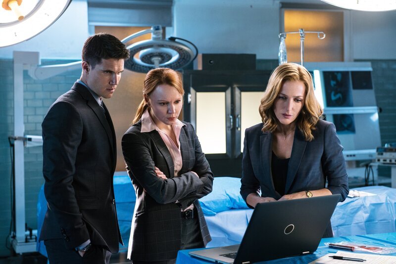 Agent Miller (Robbie Amell, l.), Agent Einstein (Lauren Ambrose, M.) und Scully (Gillian Anderson, r.) müssen schnell handeln, wenn sie die Ausrottung der beinahe gesamten Menschheit verhindern wollen … – Bild: Fox and its related entities
