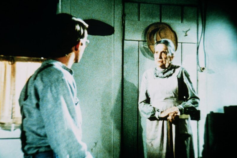 Martha Corinne (Beulah Bond, l.) erzählt John-Boy (Richard Thomas, r.) von ihrer Jugend und ihrem verstorbenen Mann. – Bild: Sat.1 Gold