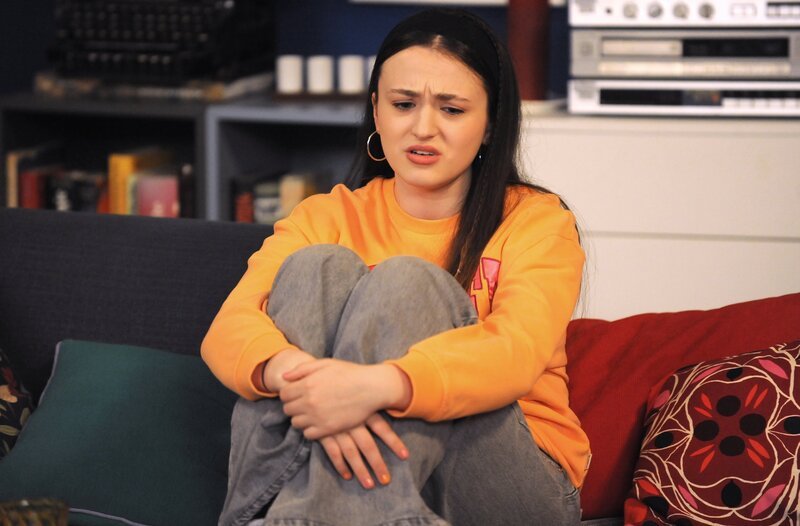 Maja (Godiva Adela) versucht, sich selbst davon zu überzeugen, dass sie die Erpressung durch Lena durch eine harte Ansage abwenden konnte … – Bild: BR/​Marco Orlando Pichler