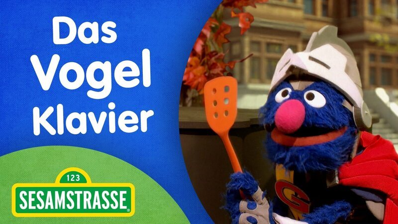 Super Grobi 2.0 versucht einer Vogelfamilie zu helfen. – Bild: NDR/​Sesame Workshop