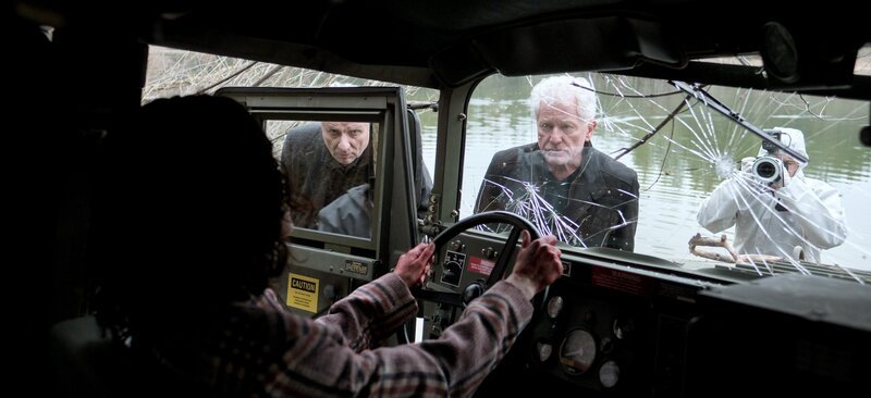 Ein Spurensicherer macht Tatortfotos, während die Kriminalhauptkommissare Franz Leitmayr (Udo Wachtveitl, links) und Ivo Batic (Miroslav Nemec, Mitte) die Leiche von Fine (Katharina Ronja Brusa) untersuchen. – Bild: BR/​Lucky Bird Pictures/​Oliver Oppitz
