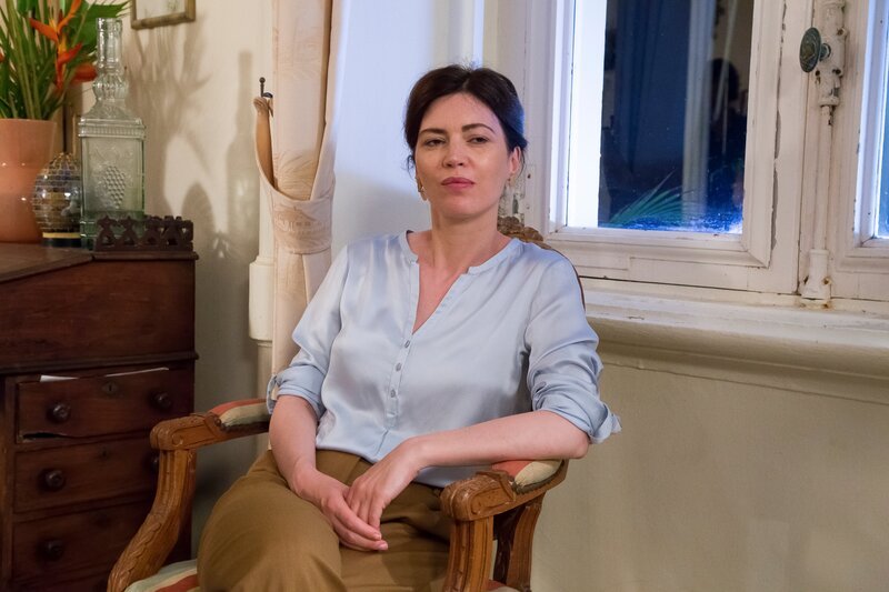 Die Direktorin der Suchtklinik Eva Garnier (Sandra Valentin) kann sich nicht vorstellen, dass der Tod ihrer Patientin irgendetwas mit ihrer Klinik zu tun hat. Doch die Indizien sagen etwas anderes. – Bild: ZDF und Matthieu Guitteaud