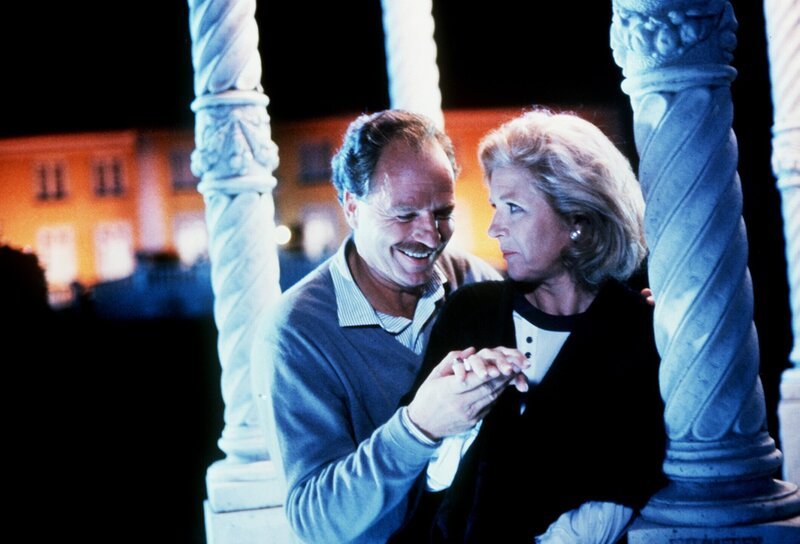 Christine von Guldenburg (Christiane Hörbiger) ist deprimiert. Sie macht sich Sorgen um die Zukunft des Guldenburg’schen Besitzes. Hannes von Meerungen (Friedrich von Thun) versucht, sie zu trösten. – Bild: ORF/​ZDF