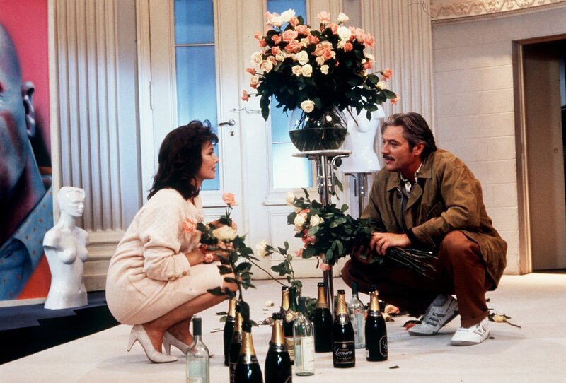 Christoph (Juraj Kukura), der Evelyn (Iris Berben) zum ersten Mal in ihrem zu Hause besucht, ist einigermaßen erstaunt über das eigenwillige Outfit der Wohnung seiner Freundin. – Bild: ORF/​ZDF