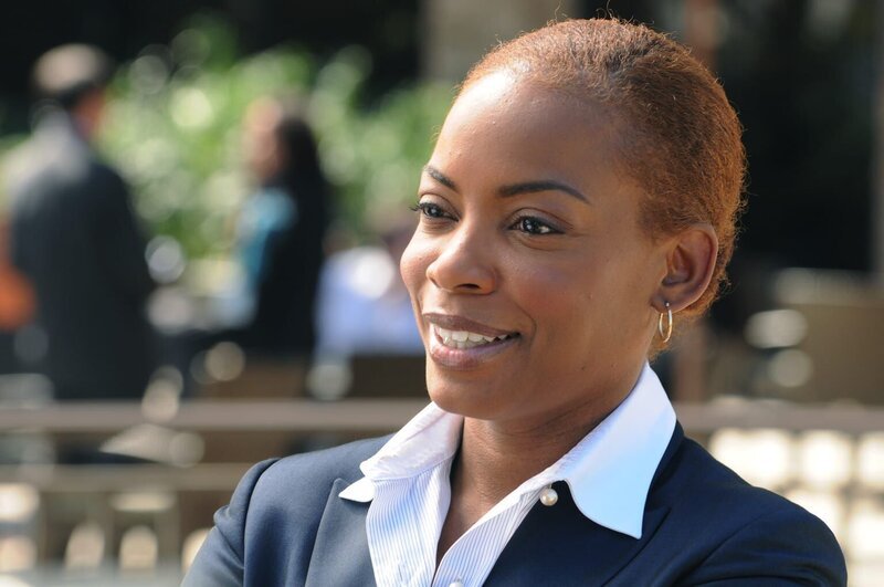 Hector Brava, der unermüdlich auf der Jagd nach Menschenhändlern ist, wird ermordet, kurz bevor er auf einer Tagung, die sich mit dem Kampf gegen den Menschenhandel beschäftigt, eine Rede halten kann. Das Team um Madeleine Hightower beginnt mit den Ermittlungen … – Bild: Warner Brothers