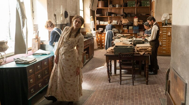 Fanny (Amy Benkenstein, 2. v. li.) packt bei der Produktion der Hosen mit an. – Bild: ARD Degeto Film/​Lieblingsfilm Produkion GmbH/​Martin Rattini