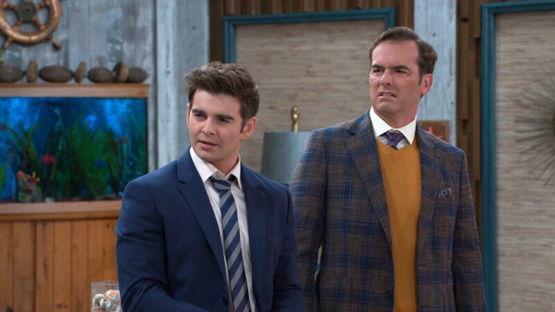 v.li.: Max Thunderman (Jack Griffo), Principal Bradford (Jeff Meacham) – Bild: Paramount