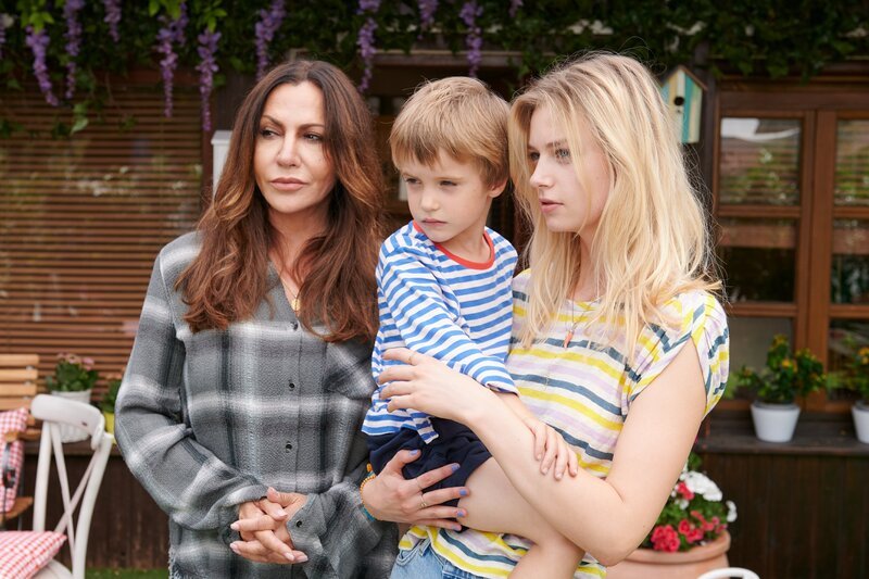 Katja (Simone Thomalla, l.) bemerkt, wie angespannt die familiäre Situation für Maxi (Ari oder Eliah Weinkauf, M.) und seine Mutter Amelie (Hanna Binke, r.) ist. – Bild: ZDF und Walter Wehner