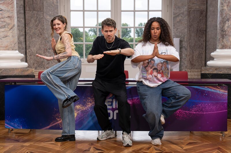 Die Jury mit Madeline Juno (links), Johannes Strate (Mitte) und Aisha Vibes (rechts) – Bild: ZDF/​Andrea Enderlein