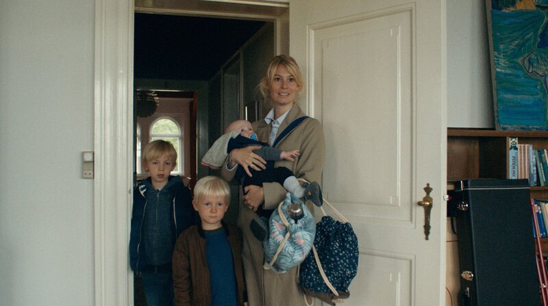 Amalie (Helene Reingaard Neumann, rechts) hält ihre Ehe den Kindern zuliebe aufrecht. – Bild: ARD Degeto/​Weltkino Filmverleih/​Henrik Ohsten