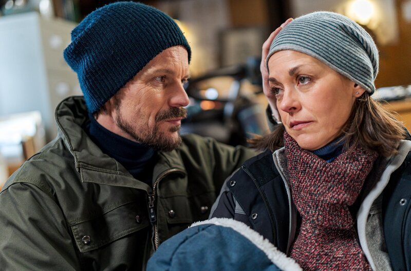 Constantins (Robert Besta) miese Rechnung Sophie (Janina Flieger) von der Säge fernzuhalten, ist zum Glück nicht ganz aufgegangen. – Bild: SWR/​Christian Koch