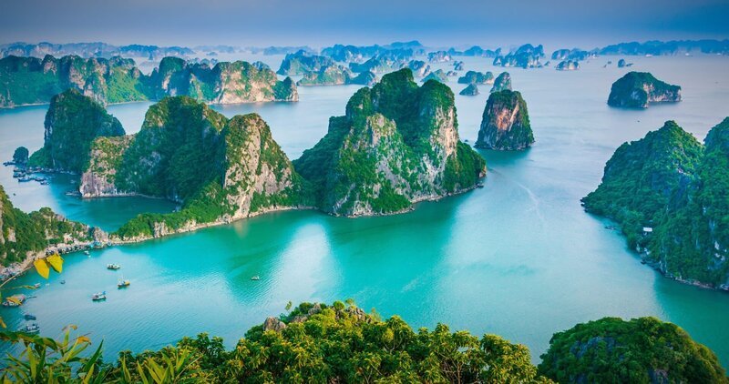 Panoramaaufnahme der Halong-Bucht in Vietnam. – Bild: ZDF und Tobias Lenz, Autorenkombinat